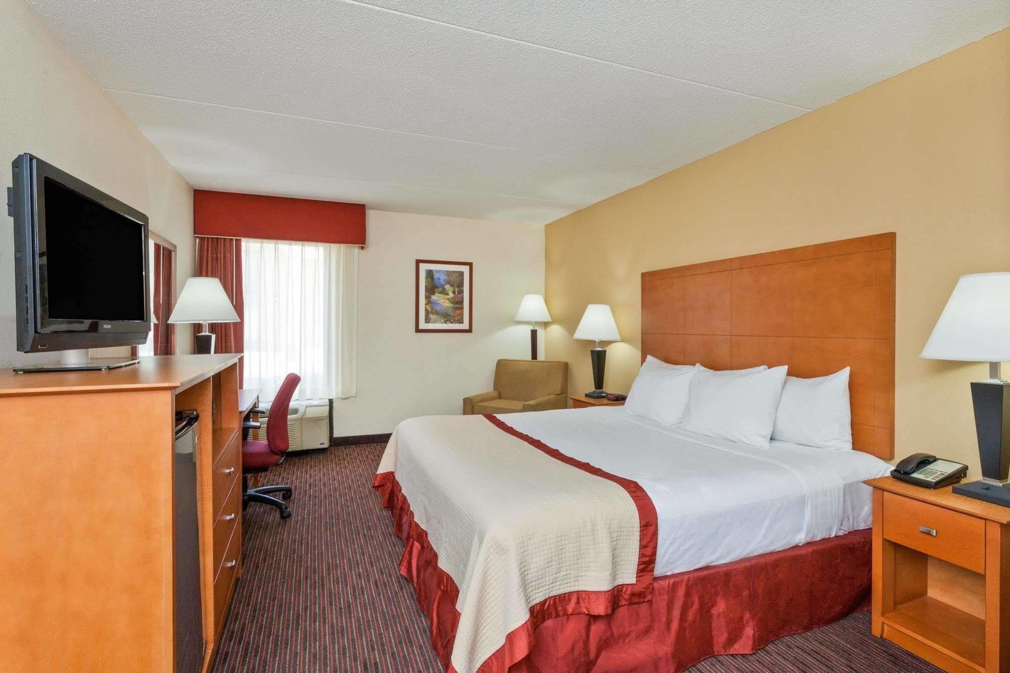 Отель Baymont By Wyndham Southfield/Detroit Экстерьер фото